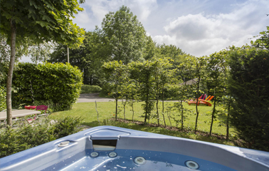 Bullez dans un jacuzzi