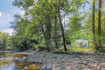 Logement insolite  Aywaille : sjour romantique en Ardenne avec jardin priv et terrasse barbecue