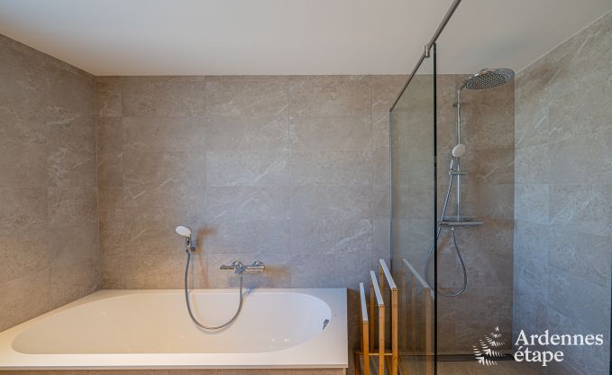 Charmante maison de vacances  Bastogne : sjour confortable pour 8 personnes avec jardin priv et station de recharge