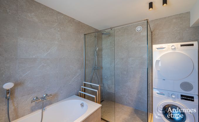 Charmante maison de vacances  Bastogne : sjour confortable pour 8 personnes avec jardin priv et station de recharge