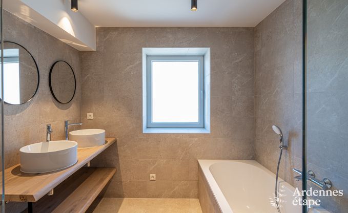 Charmante maison de vacances  Bastogne : sjour confortable pour 8 personnes avec jardin priv et station de recharge