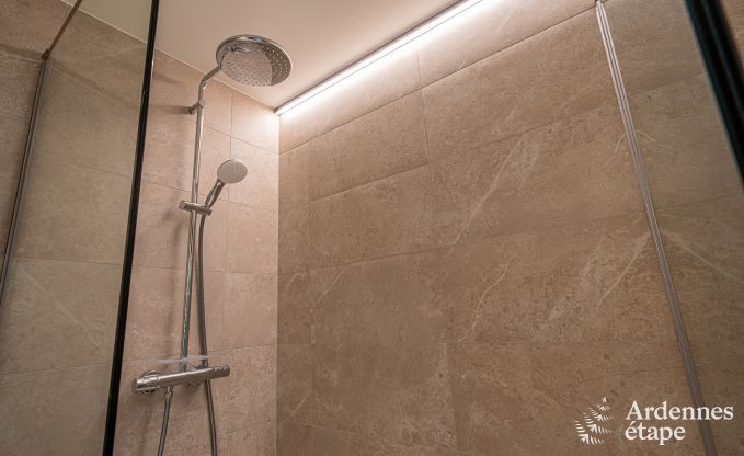 Charmante maison de vacances  Bastogne : sjour confortable pour 8 personnes avec jardin priv et station de recharge