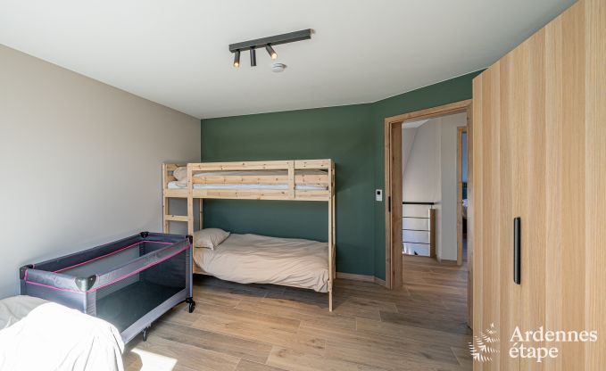 Charmante maison de vacances  Bastogne : sjour confortable pour 8 personnes avec jardin priv et station de recharge