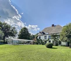 Jolie maison de vacances avec piscine, sauna et jeux à Beauraing pour 15 personnes en Ardenne