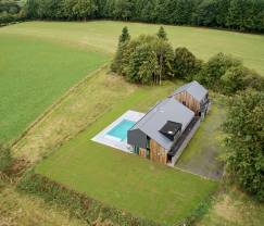 Grande villa de luxe à Bertrix pour 16 personnes avec piscine extérieure chauffée et terrasse privée au bord de l'eau