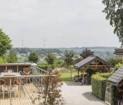 Appartement de vacances spacieux pour 12 personnes avec 5 chambres et jardin privé et wellness partagé à Butgenbach