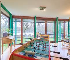 Grande maison de vacances à Charleville pour 15 personnes avec 7 chambres, sauna, poele à pellets et terrasse privée au bord de l'eau