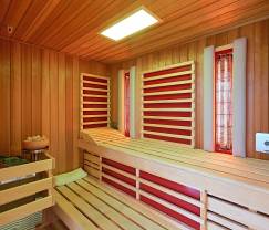 Grande maison de vacances à Charleville pour 15 personnes avec 7 chambres, sauna, poele à pellets et terrasse privée au bord de l'eau