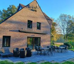 Grande maison de vacances à Charleville pour 15 personnes avec 7 chambres, sauna, poele à pellets et terrasse privée au bord de l'eau