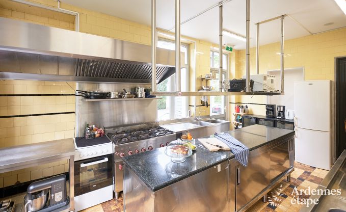 Loft spacieux  Chimay pour 14 personnes avec 6 chambres et salles de bains, jacuzzi et jardin priv