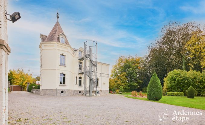 Loft spacieux  Chimay pour 14 personnes avec 6 chambres et salles de bains, jacuzzi et jardin priv