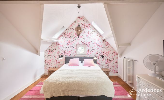 Loft spacieux  Chimay pour 14 personnes avec 6 chambres et salles de bains, jacuzzi et jardin priv