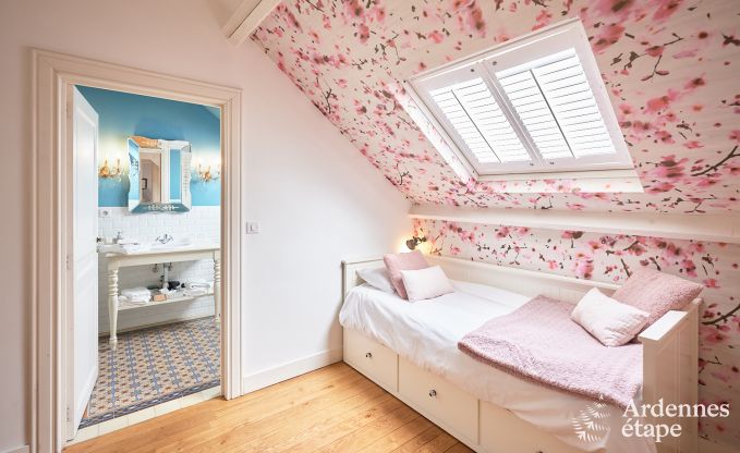 Loft spacieux  Chimay pour 14 personnes avec 6 chambres et salles de bains, jacuzzi et jardin priv