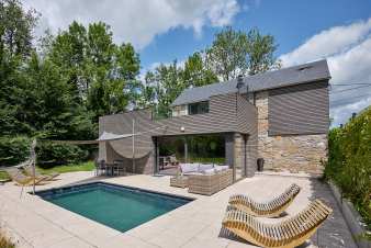 Maison de vacances pour 4 personnes prs de Ciney avec jacuzzi priv, sauna, piscine et quipements de luxe