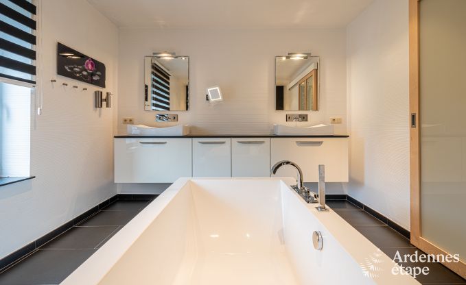 Grande villa de vacances  Daverdisse pour 14 personnes avec 5 chambres et salles de bains, installations de bien-tre et jardin priv