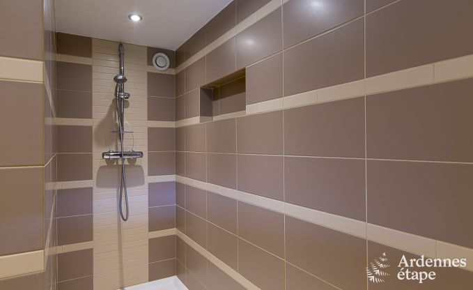 Grande villa de vacances  Daverdisse pour 14 personnes avec 5 chambres et salles de bains, installations de bien-tre et jardin priv