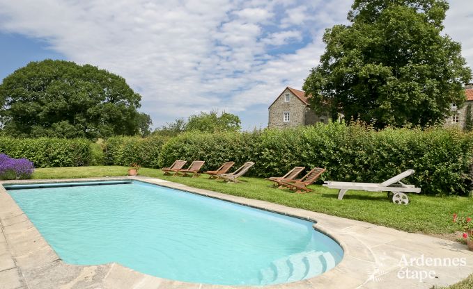 Charmante maison de vacances pour 26 personnes avec piscine extérieure et magnifique panorama à Yvoir