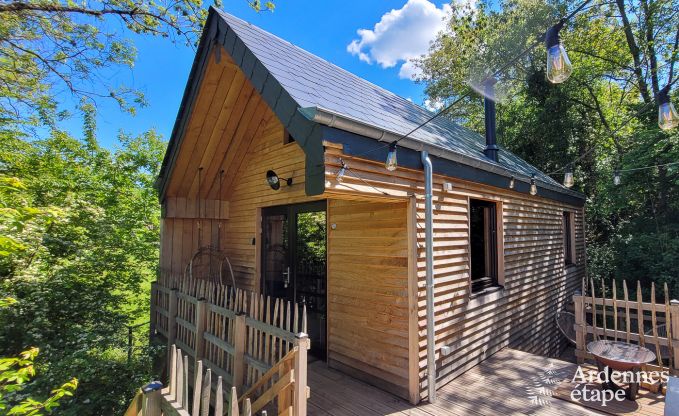 Chalet romantique Doische : fait main, poêle à bois, jardin privé, convient pour 2 personnes