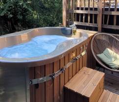 Chalet romantique Doische : fait main, poêle à bois, jardin privé, convient pour 2 personnes