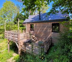 Chalet romantique Doische : fait main, poêle à bois, jardin privé, convient pour 2 personnes