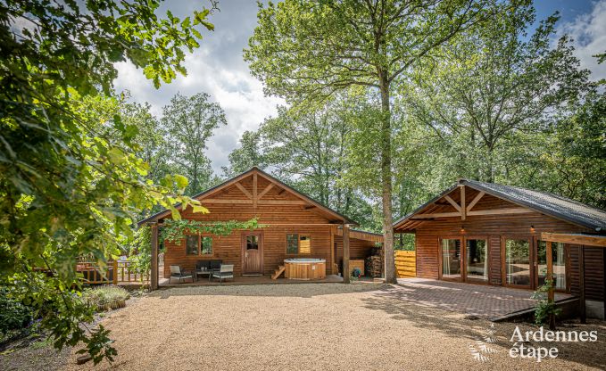 Sjour de dtente en Ardenne : spacieux chalet  Durbuy pour 8 personnes avec jacuzzi sur la terrasse