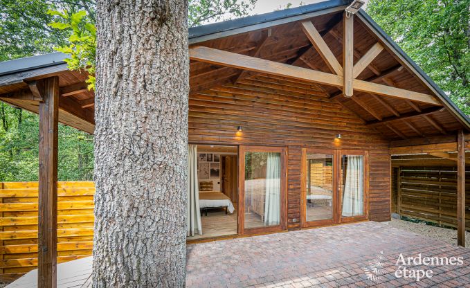 Sjour de dtente en Ardenne : spacieux chalet  Durbuy pour 8 personnes avec jacuzzi sur la terrasse