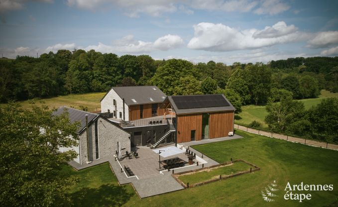 Villa luxueuse à Erezée avec 9 chambres, 9 salles de bains, piscine intérieure, sauna et grand jardin pour 24 personnes