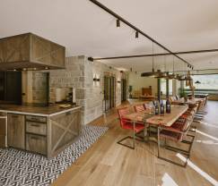 Villa luxueuse à Erezée avec 9 chambres, 9 salles de bains, piscine intérieure, sauna et grand jardin pour 24 personnes