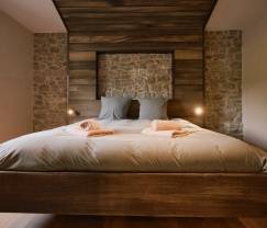 Villa luxueuse à Erezée avec 9 chambres, 9 salles de bains, piscine intérieure, sauna et grand jardin pour 24 personnes