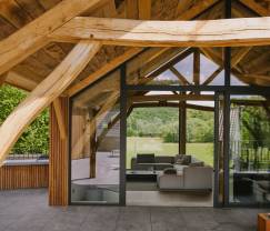 Villa luxueuse à Erezée avec 9 chambres, 9 salles de bains, piscine intérieure, sauna et grand jardin pour 24 personnes