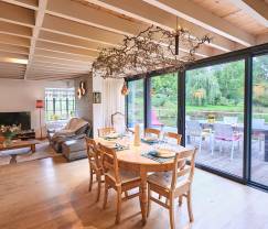 Charmant chalet sur pilotis, au bord de l'eau, pour 2 personnes à Ferrières avec poêle à bois, jardin et terrasse privée