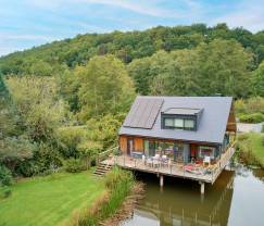 Charmant chalet sur pilotis, au bord de l'eau, pour 2 personnes à Ferrières avec poêle à bois, jardin et terrasse privée