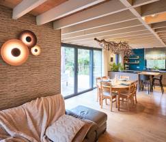 Charmant chalet sur pilotis, au bord de l'eau, pour 2 personnes à Ferrières avec poêle à bois, jardin et terrasse privée