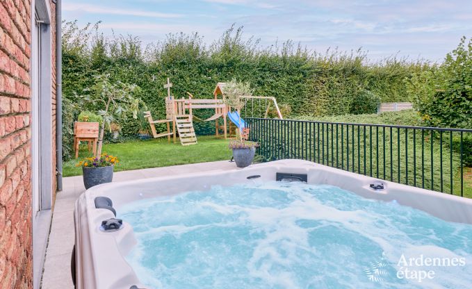 Grande maison de vacances confortable pour 10 personnes  Voeren avec piscine prive, jacuzzi et jardin
