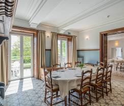 Château à Froidchapelle pour 19 personnes avec 5 chambres doubles avec salle de bain privée