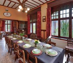 Grande maison de vacances pour 14 personnes avec 5 chambres, 4 salles de bains et grand jardin privé à Hamoir, Ardenne