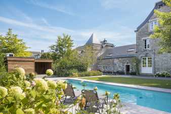 Ferme-chteau avec piscine pour 28 pers.  Hamoir en Ardenne