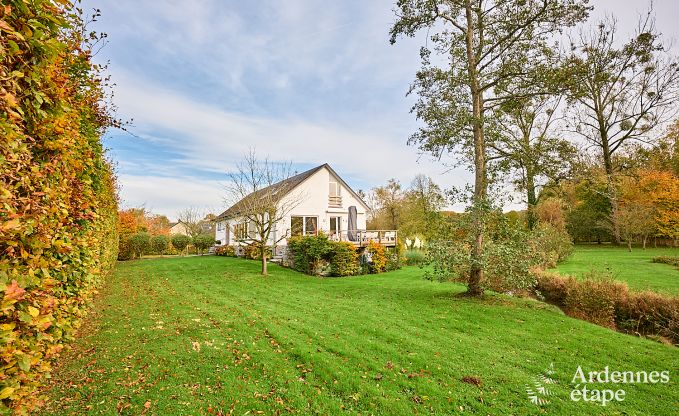 Charmante maison pour 8 personnes � Hamois avec 4 chambres, 3 salles de bains, jardin priv�, salle de jeux et terrasse au bord de l'eau