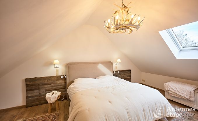 Charmante maison pour 8 personnes � Hamois avec 4 chambres, 3 salles de bains, jardin priv�, salle de jeux et terrasse au bord de l'eau