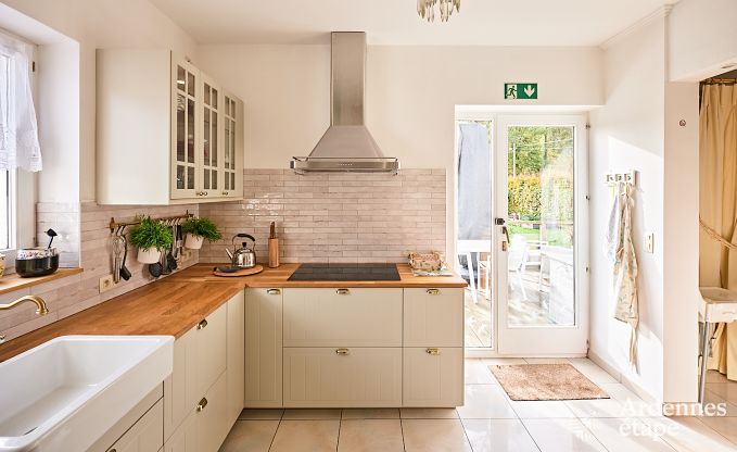 Charmante maison pour 8 personnes � Hamois avec 4 chambres, 3 salles de bains, jardin priv�, salle de jeux et terrasse au bord de l'eau