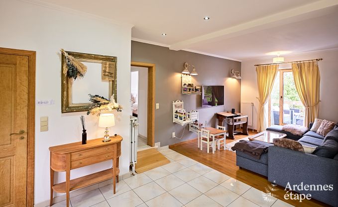 Charmante maison pour 8 personnes � Hamois avec 4 chambres, 3 salles de bains, jardin priv�, salle de jeux et terrasse au bord de l'eau