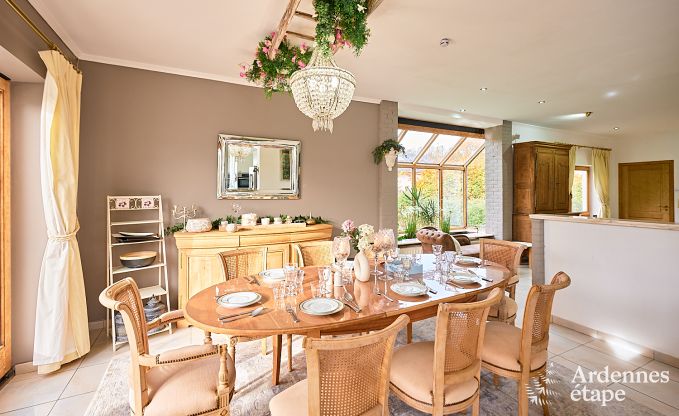 Charmante maison pour 8 personnes � Hamois avec 4 chambres, 3 salles de bains, jardin priv�, salle de jeux et terrasse au bord de l'eau