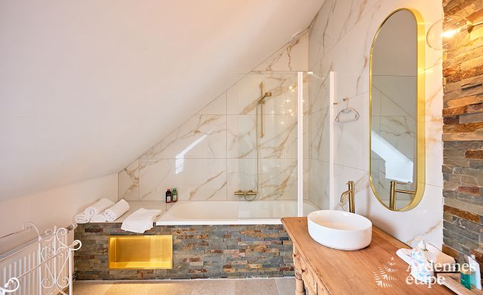 Charmante maison pour 8 personnes � Hamois avec 4 chambres, 3 salles de bains, jardin priv�, salle de jeux et terrasse au bord de l'eau