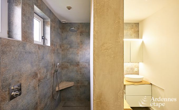 Charmante maison pour 8 personnes � Hamois avec 4 chambres, 3 salles de bains, jardin priv�, salle de jeux et terrasse au bord de l'eau