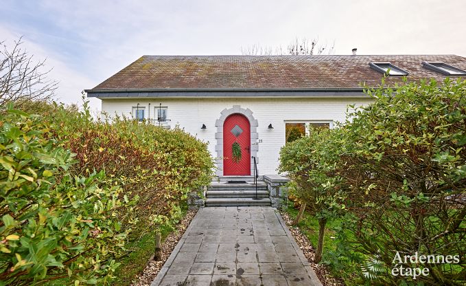 Charmante maison pour 8 personnes � Hamois avec 4 chambres, 3 salles de bains, jardin priv�, salle de jeux et terrasse au bord de l'eau