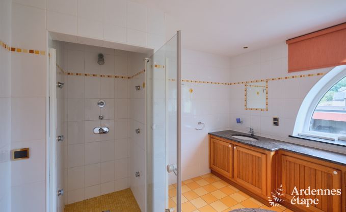 Charmante maison pour 6 personnes  Han-sur-Lesse avec terrasse prive au bord de l'eau