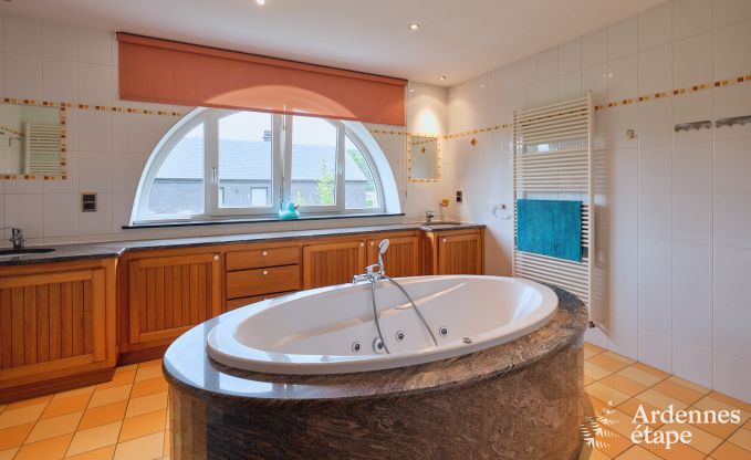 Grande maison de vacances en deux btiments  Han-sur-Lesse pour 13 personnes avec piscine intrieure