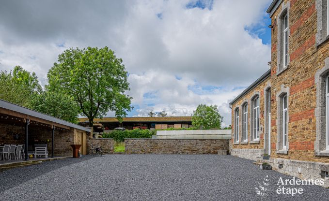 Ancienne cole restaure  Havelange, Ardenne : espace pour 15 invits, 6 chambres, 5 salles de bains dans un environnement riche en nature