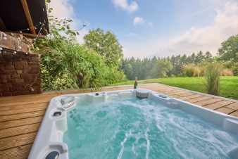 Maison de vacances pour 7  Houyet - Au bord de l'eau avec jacuzzi, jardin priv