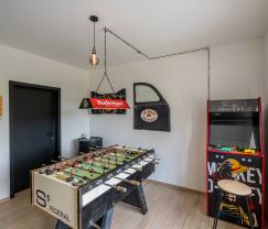 Grande maison de vacances pour 12 personnes avec 4 chambres, 3 salles de bains, jacuzzi, salle de jeux et jardin